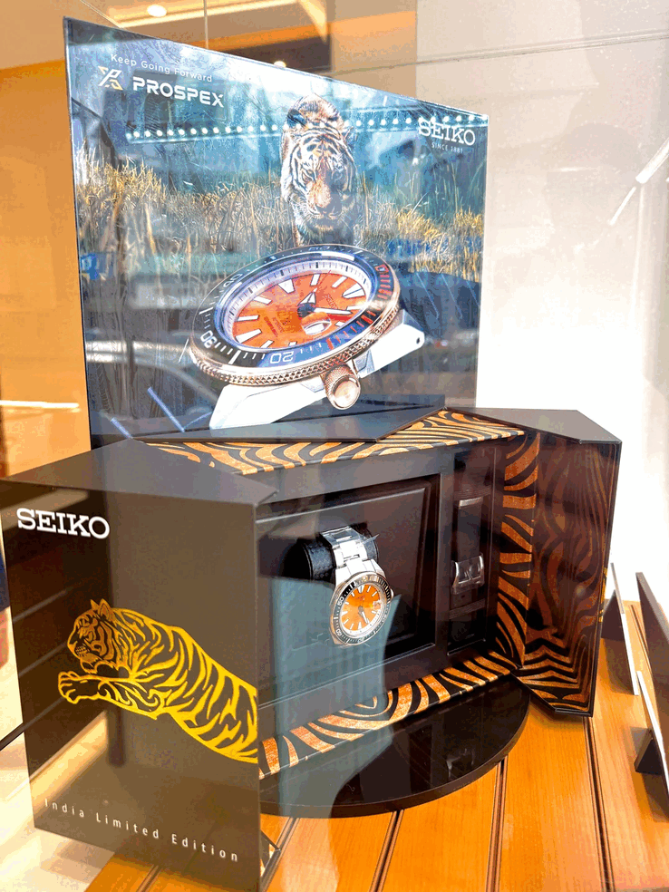 A Seiko Prospex HBB005K1 modell tigris motívumú díszdobozában látható, narancssárga és fekete tigriscsíkos díszítéssel és fekete szilikon szíjjal.