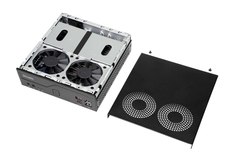 A DH810S nem spórol a hűtésen, két 70 mm-es ventilátorral rendelkezik.