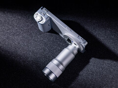 A Vivo X300 Ultra a kamera tartozékaival együtt.