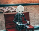 Egy humanoid robot ülve
