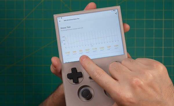 Az Anbernic RG477V kezdetben teljesítményproblémákkal küzdött, de ezt egy OTA-val javították. (Kép forrása: Anbernic)