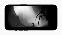 Apple Az Arcade játék Limbo a játékélményt mutatja be egy iPhone-on, kiemelve a Apple bővülő játék ökoszisztémáját (Kép forrása: Apple Newsroom)