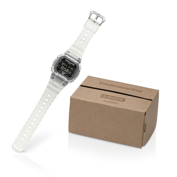 A G-Shock DW-5600TNT-7 egyedi csomagolása az óra mellett látható.