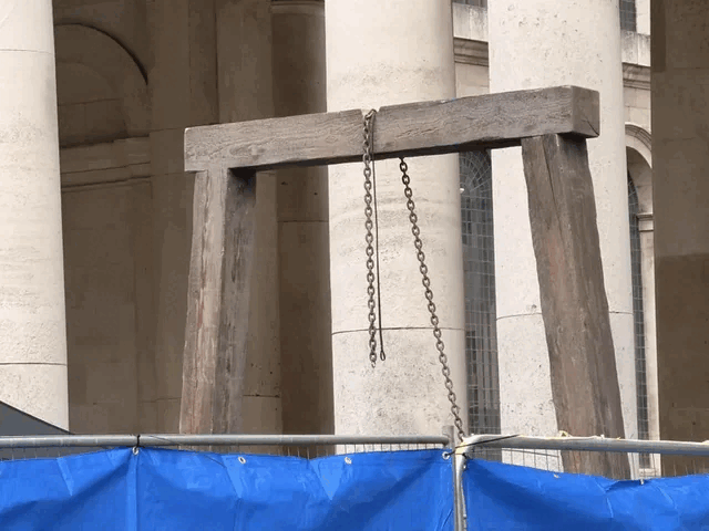 Az akasztófa utalhat a Trágyafalóra vagy a bevezető esetleges újrateremtésére.