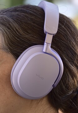 A Vivo Over-Ear fejhallgató használata közben