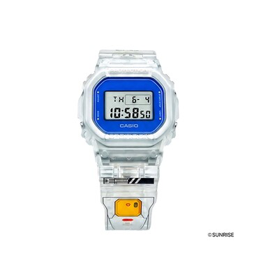 Közelkép a Casio G-Shock DW-5600GM26-7DR készülékről, átlátszó tokkal, kék lünetta körítéssel