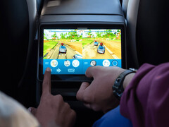 Gyerekek játszóházi játékokat játszanak egy Tesla Model Y hátsó ülésén. (Kép forrása: Tesla)