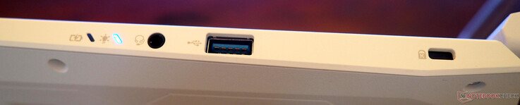 jobb oldalon: Line-In/Out, USB-A 3.2, Kensington zár