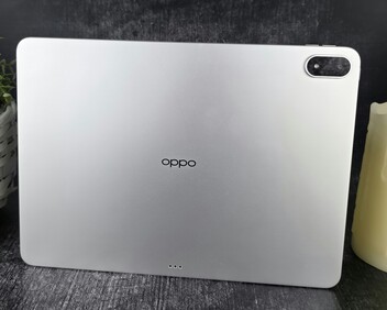 Oppo Pad 4 Pro felülvizsgálat. (Kép forrása: Marcus Herbrich/Notebookcheck)