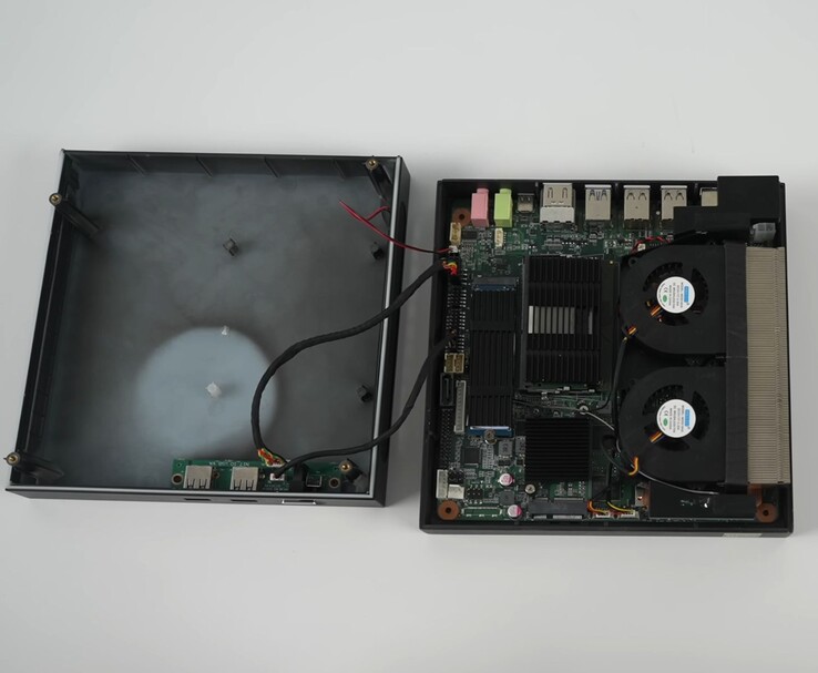 A Yohris mini gaming PC kinyitva, kettős ventilátoros hűtőrendszer, alaplap és bővíthető bővítőhelyek (Kép forrása: ETA PRIME/YouTube)