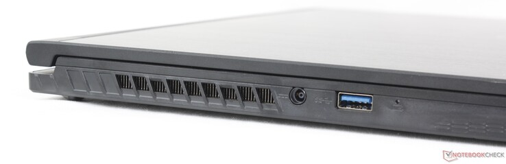 Balra: hálózati adapter, USB-A 3.2 Gen. 1