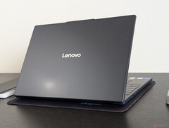 Az IdeaPad Slim 3 15 15IRH10R 16:10 képarányra váltott, nagyobb clickpaddal, de a saját AC töltőport savanyú szájízt hagy (Kép forrása: Notebookcheck)