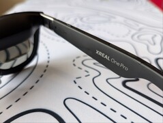Xreal One Pro jobb oldali halánték márkajelzéssel