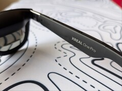 Xreal One Pro jobb oldali halánték márkajelzéssel