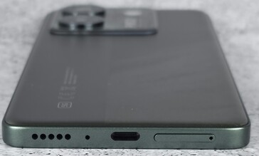 a készülékház alján (hangszóró, mikrofon, USB-port, SIM/microSD-tálca)