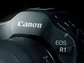 Közelkép a Canon EOS R1 fényképezőgépről. 