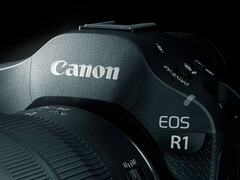 Közelkép a Canon EOS R1 fényképezőgépről.