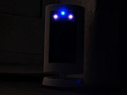 Az aktivitás LED kék, az IR fények pirosak.