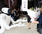 Virágok az Nvidiának, és kihívás a Tesla Optimusnak és a BYD Xiao Di-nek: az LG CLOiD nevű mesterséges intelligenciával rendelkező robotja fogadja a vendégeket Szöulban. Az LG és az Nvidia 100 000 órányi mesterséges intelligencia-edzéssel tervezi meghódítani a háztartási és ipari robotok piacát.
