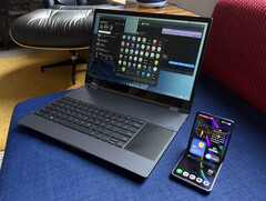 A Galaxy Z Flip7 vezeték nélkül csatlakozik egy NexDock XL készülékhez. (Kép forrása: Michael Fisher)
