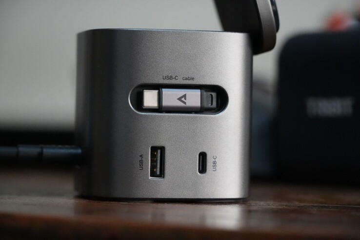 Az AceFast 6 az 1-ben 80 W-os töltőállomás visszahúzható USB-C kábellel rendelkezik