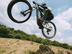 A BH iLynx+ NX (a képen) működés közben. Az e-MTB-ben lévő Bosch Performance Line CX motor 100 Nm maximális nyomatékot és akár 400%-os pedálsegítséget támogat. (Kép forrása: BH Bikes)