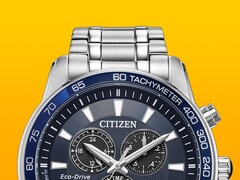 A Citizen BL5640-59L közelképe, mélykék számlappal, egyszínű sárga háttér előtt.