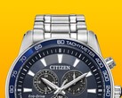 A Citizen BL5640-59L közelképe, mélykék számlappal, egyszínű sárga háttér előtt.