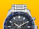 A Citizen BL5640-59L közelképe, mélykék számlappal, egyszínű sárga háttér előtt.