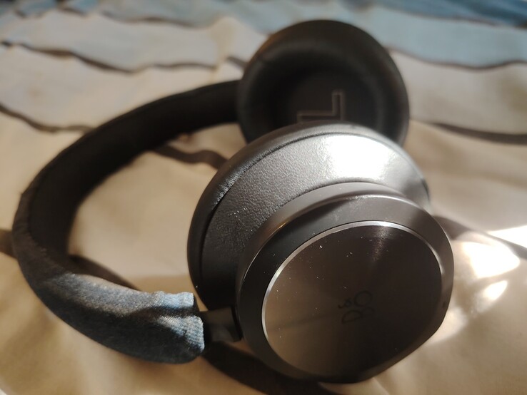 A Beoplay Portal jelenlegi készlete. A bőr fejpántot farmer anyagra cserélték a korábbi kopásból. (Kép forrása: Darryl Linington - Notebookcheck)