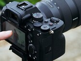 Sony A7 4 tükör nélküli fényképezőgép állványon, kezelői kezeléssel