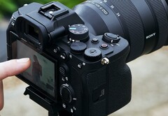 Sony A7 4 tükör nélküli fényképezőgép állványon, kezelői kezeléssel