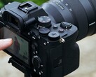 Sony A7 4 tükör nélküli fényképezőgép állványon, kezelői kezeléssel
