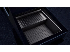 A Tesla Cybertruck hatótávnövelő akkumulátorcsomagjának promóciós képe egy Cybertruck platóján (Kép forrása: Tesla)