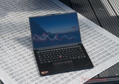 A Lenovo ThinkPad E14 G8 kültéri használata árnyékban