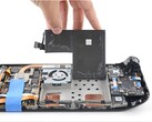 A Steam Deck LCD-kijelzőjének akkumulátorcsere az iFixit által.