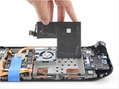 A Steam Deck LCD-kijelzőjének akkumulátorcsere az iFixit által.