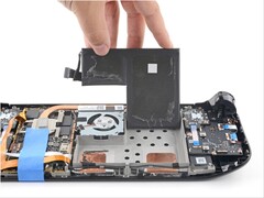 A Steam Deck LCD-kijelzőjének akkumulátorcsere az iFixit által.