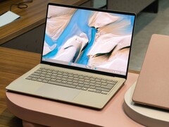 A 2026 Asus Zenbook 14 Zabriskie Beige színben OLED kijelzővel és nagyméretű érintőpaddal rendelkezik.
