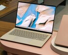 A 2026 Asus Zenbook 14 Zabriskie Beige színben OLED kijelzővel és nagyméretű érintőpaddal rendelkezik.