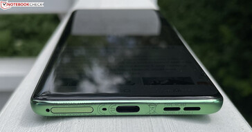 Alul: USB-C 2.0, mikrofon, hangszóró