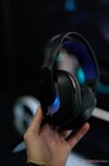 Logitech G522 vezeték nélküli játék headset fekete kézben