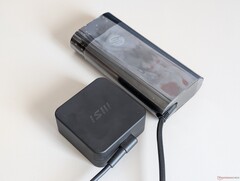 65 W-os USB-C hálózati adapter az MSI-től a HP 140 W-os USB-C hálózati adapterével szemben