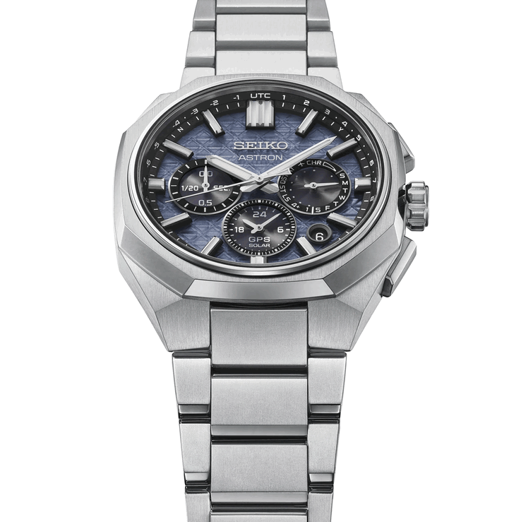 A Seiko Astron HAB001 szögletes elülső nézete, amely megmutatja a fazettált titán lünetta, az integrált szíj és a texturált kék számlapot.
