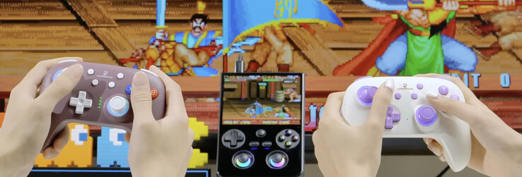 Az RG477V külső kijelzőhöz csatlakoztatott RG477V két RG P01 vezérlővel. (Kép forrása: Anbernic)