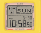 A Casio Baby-G BGD-10KPM-7 közel négyzet alakú digitális számlappal rendelkezik, amelyen egész sok információ jelenik meg.