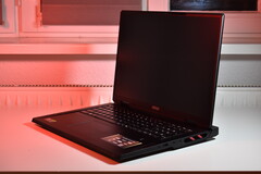 18 hüvelykes laptopok: Ez a kategória nem csak a játékok és az olyan eszközök számára kell, hogy legyen, mint a képen látható MSI Raider A18: MSI Raider A18 (kép forrása: Benjamin Herzig/Notebookcheck)