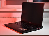 18 hüvelykes laptopok: Ez a kategória nem csak a játékok és az olyan eszközök számára kell, hogy legyen, mint a képen látható MSI Raider A18: MSI Raider A18 (kép forrása: Benjamin Herzig/Notebookcheck)