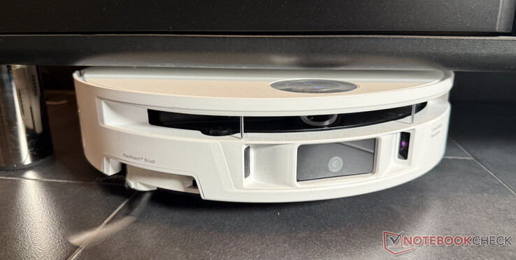 A Mova S70 Roller a mindössze 90 mm-es magasságának köszönhetően sok bútor alá befér.