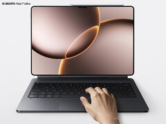 A Xiaomi Pad 7 Ultra 12 000 mAh kapacitású akkumulátorral rendelkezik majd. A képen: a tablet tartozékokkal. (Kép forrása: Xiaomi)